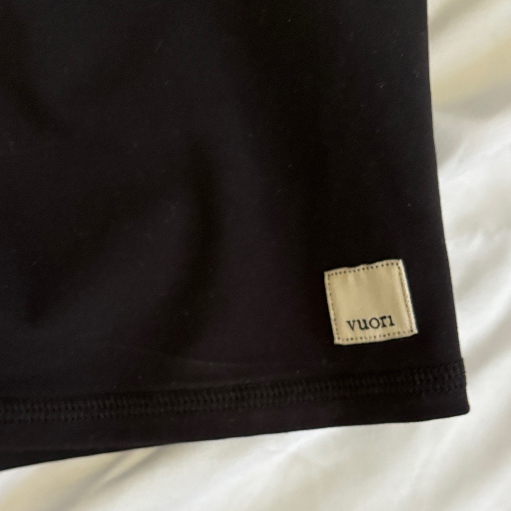 Vuori Classic Black Crop Top - Picture 3 of 3